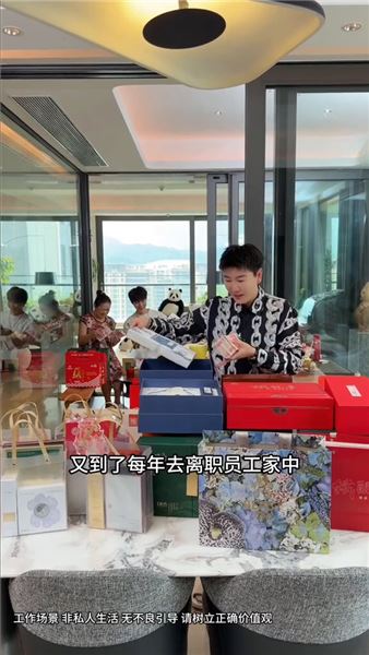 看見前員工街頭賣唱謀生，當初辭退她，我做錯了嗎？