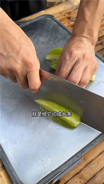 小時候經常在農村看到的楊桃，現在慢慢的已經看不到了，今天做個楊桃干進村。