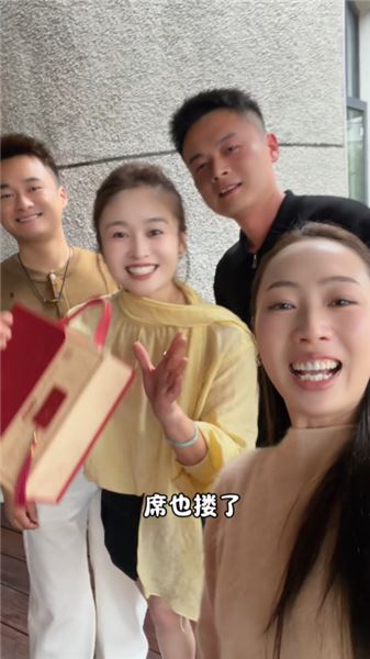 熱鬧的訂婚宴，見證貝貝與曉玉人生的重要時刻