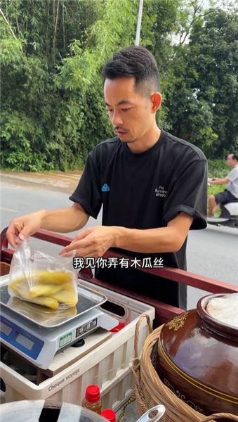 小時候經常在農村看到的楊桃，現在慢慢的已經看不到了，今天做個楊桃干進村。