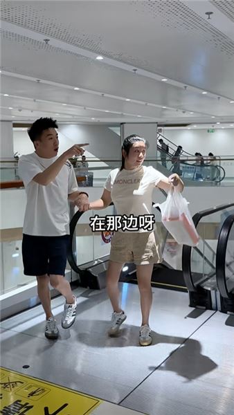 我們都帶著不完美行走世間，深知生活藏著無數不易。可困難從不是退縮的理由，保持笑容，堅定向前。不抱怨命運，不畏懼磨難，用樂觀化解委屈，用熱愛對抗困境，心有暖陽，人生自有方向。