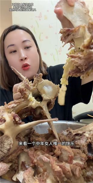40 歲下班總要吃點喝點，粉絲說眼睜睜看我一點點圓潤，我有錯嗎？