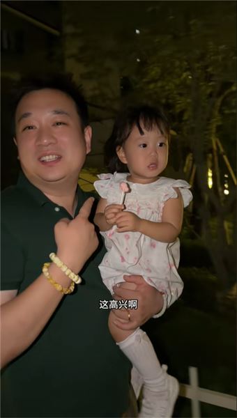 珠珠的吃糖初體驗，高興壞了