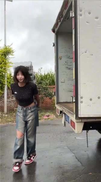 搬啤酒的女孩楊藝：一身塵土，扛起屬于自己的人間煙火