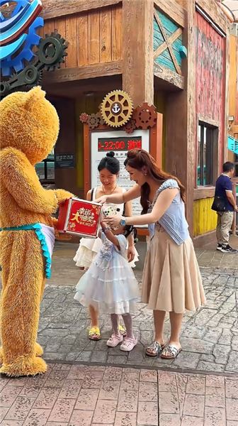 小伍讓我帶佳怡去游樂園散心，自己假扮玩偶一整天跟著我們，廣州這么熱的天 看他穿這么厚只為佳怡原諒真的破防了……