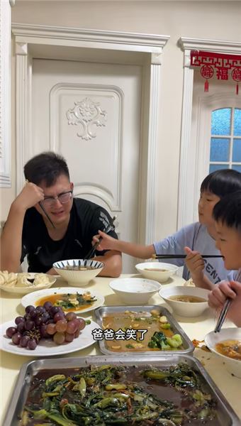 網友調侃半大小子吃窮老子！三兄弟干飯現場，看完驚呆了