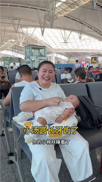 早安我的寶貝，睡醒不吵不鬧，靜靜發呆的模樣，心都被融化