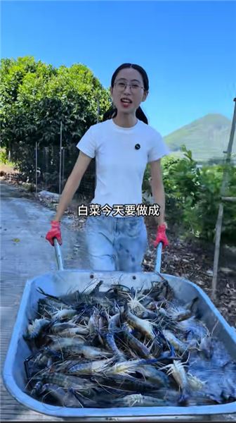 豪擲 2100 元購入 50 斤羅氏蝦擺攤！黃油蒜蓉羅氏蝦，三十分鐘直接全部賣光