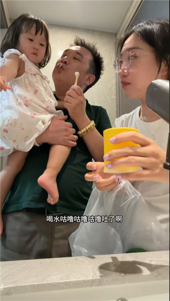 珠珠的吃糖初體驗，高興壞了