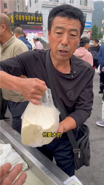 我是崔小斌，靠豆腐手藝謀生，卻沒能留住身邊的愛人