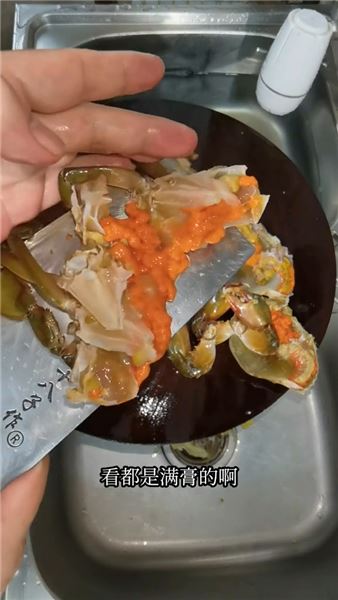 潮汕膏蟹蒸蛋羹：蟹肉肥美蛋羹滑嫩，家常也能做出宴席級美味