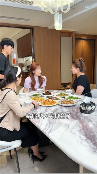 十七紅包盲盒挑戰，沒想到00后女保姆因為眼紅栽贓十七，直接讓她走人，錯可以犯，但是心思不能歪。