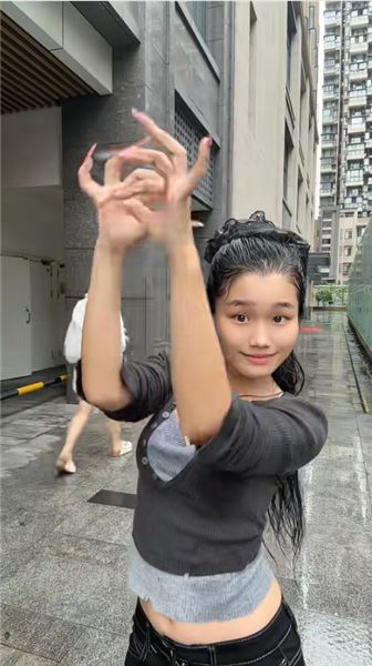 鄉村女孩靠手勢舞走紅，手勢舞到底算不算真正的才藝？