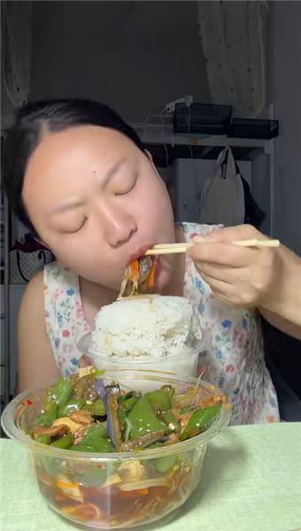 被說男相又怎樣！19 歲女大靠干飯圈粉無數