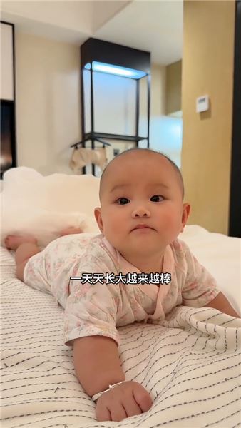 早安我的寶貝，睡醒不吵不鬧，靜靜發呆的模樣，心都被融化