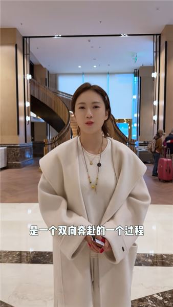 妍伊強哥疼她、親媽繼父愛她，還有娃娃親男友，希望一切都是真的