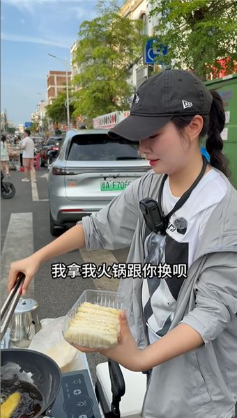擺攤賣鱈魚排，沒想到這么暢銷，一小時一箱子成功賣完。
