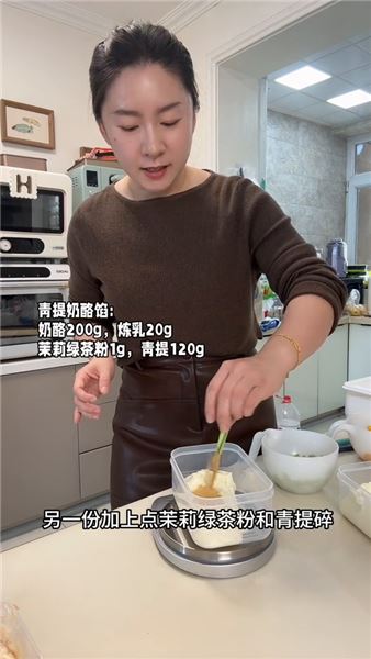 據說，擺攤這個水果奶酪麻糍，一天能做幾百個!!你還別說，我覺得咱們又行了哈哈哈