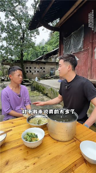 越過山崗無人等候，23 歲尿毒癥獨守山村，一餐粗飯藏盡半生心酸
