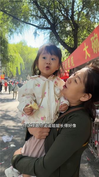 來東北幾天，珠珠已經能自己爬到 4 樓了～今天帶珠珠去逛了早市，早市每天都特別熱鬧