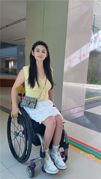 脊髓損傷之后，是父母托住了我全部的光，可爸爸也快抱不動我了