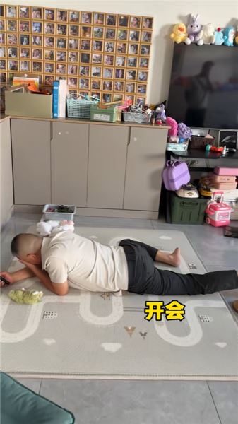 其實爸媽年紀大了，有時候真的像小孩一樣得哄著。誰還沒個情緒失控的時候呢，但人這一輩子，不就是在學著怎么控制情緒過來的嘛