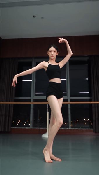 舞臺上閃閃發光的拉丁女孩，私底下到底經歷了什么？