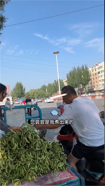 沒想到被老媽種在田埂上的毛豆，也能給家里帶來一份收入，珍惜每一寸土地，小收獲也知足。
