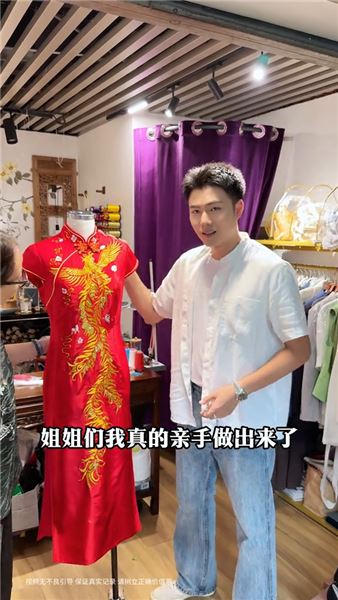 奶奶74歲大壽，親手為她縫制一件旗袍當生辰禮。愿我奶奶福壽雙全、無病無災。 也祝天底下所有長輩，天倫永樂，百歲無憂