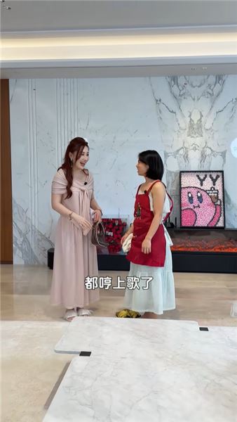 佳怡和小伍終于在一起了，送情侶寫真當祝福，旁觀兩人害羞模樣，我看得臉紅心跳