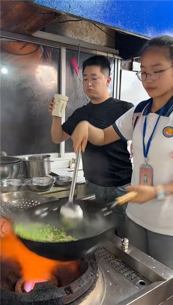 寫完作業的夜晚，我學著爸爸的樣子拿起鍋鏟