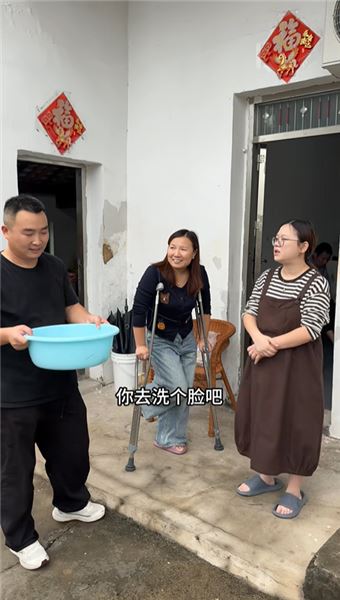 額頭磕出大包！生病后的老爸，抗拒所有親人的觸碰