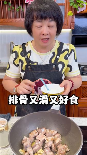 不知道晚上吃啥？試試這道番茄燜排骨，湯汁拌米飯超香