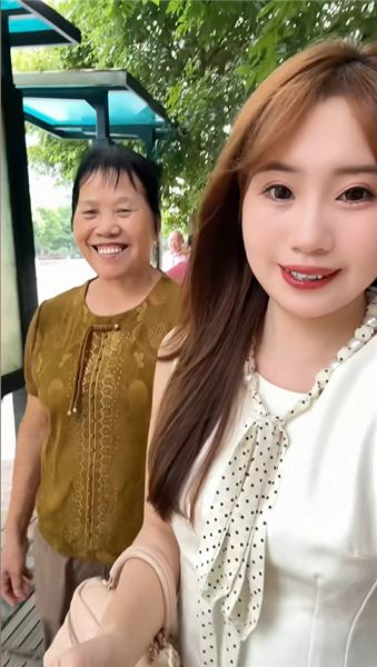 00 年寶媽和婆婆約會，入秋挑到了好看的秋裝，婆婆很開心，我也開心！