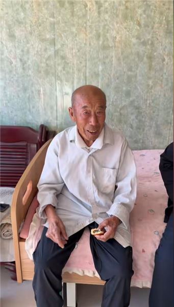 姥爺癌癥復發依舊豁達，探望 102 歲親哥哥，愿他也能夠長命百歲