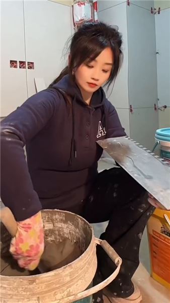 女人也可以干裝修！滿身塵土，靠手藝活出自已的底氣