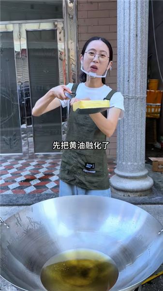 豪擲 2100 元購入 50 斤羅氏蝦擺攤！黃油蒜蓉羅氏蝦，三十分鐘直接全部賣光