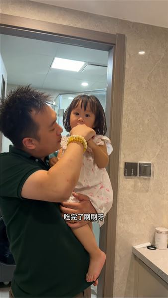 珠珠的吃糖初體驗，高興壞了