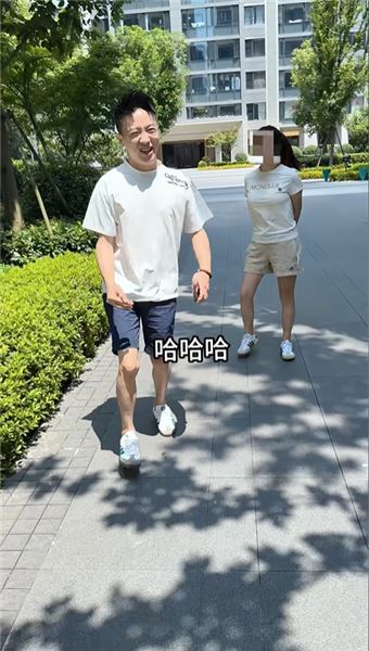 我們都帶著不完美行走世間，深知生活藏著無數不易。可困難從不是退縮的理由，保持笑容，堅定向前。不抱怨命運，不畏懼磨難，用樂觀化解委屈，用熱愛對抗困境，心有暖陽，人生自有方向。