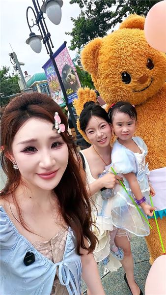 小伍讓我帶佳怡去游樂園散心，自己假扮玩偶一整天跟著我們，廣州這么熱的天 看他穿這么厚只為佳怡原諒真的破防了……