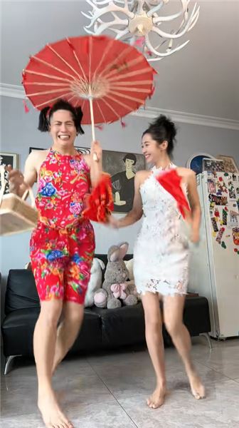 別人夫妻柴米油鹽，我們夫妻沒事就尬舞！