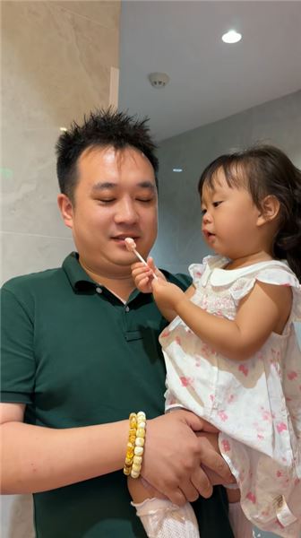珠珠的吃糖初體驗，高興壞了