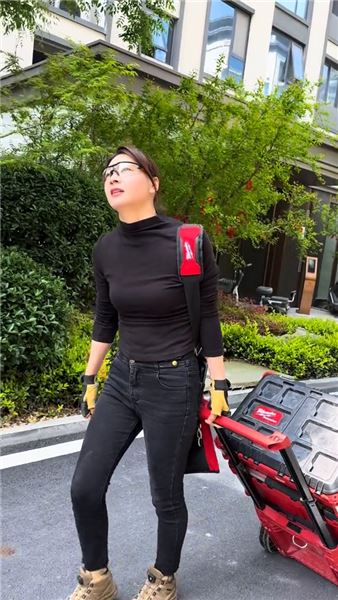 打破刻板印象，高空吊裝空調，兩個柔弱的女子也可以做到專業靠譜