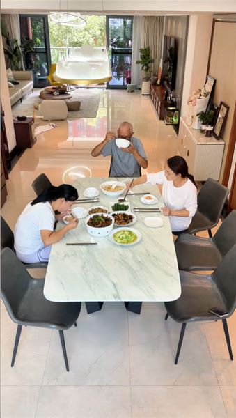 吳阿姨撞臉冷眉！粉絲熱議小鳳家阿姨怎么安排