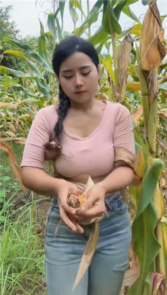 我多抗一包，爺爺就少抗一包，扎根在田地里干活的農村姑娘