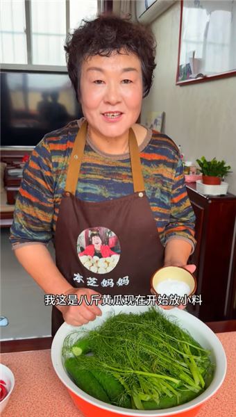 快跟媽媽試試這個只燙一燙、泡一晚就能吃的酸黃瓜！做法超簡單，嘎嘣脆比買的還香