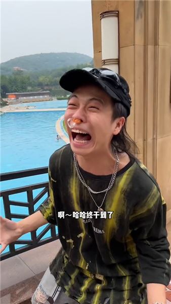 好多人追問，跟我拍段子的發小為啥死活不露臉？
