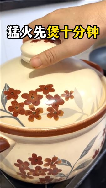 不時不食蓮藕墨魚湯，一碗廣式老火靚湯，喝出時令里的鮮甜滋味