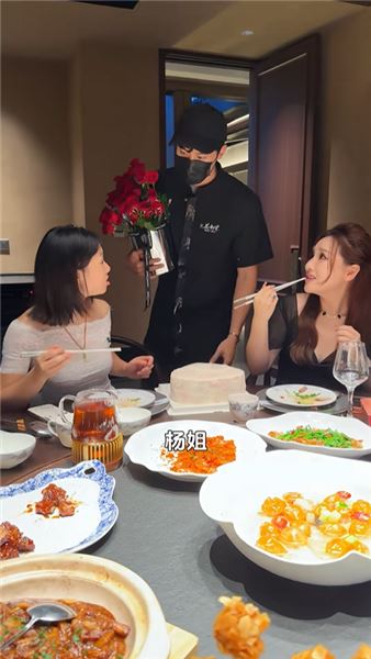 小伍從國外回來第一時間扮成服務員想給佳怡道歉，沒想到……