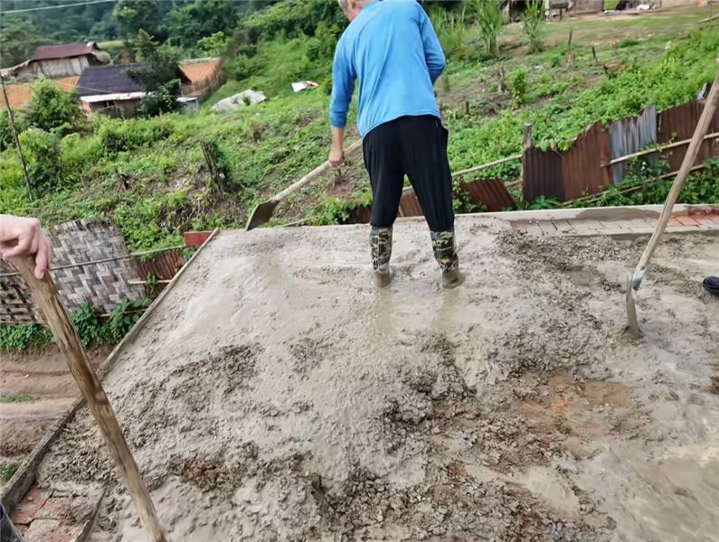 院子開始打地坪了，一切都在有條不紊的進行